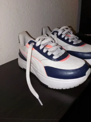 Zapatillas Puma Blancas y Azul Marino