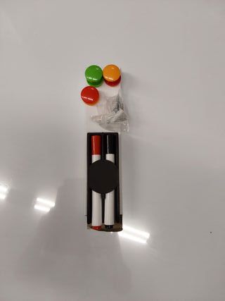 Amazon Basics Pizarra blanca magnética con bandeja para rotuladores y marco de aluminio, 120 cm x 90 cm