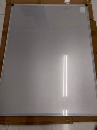 Amazon Basics Pizarra blanca magnética con bandeja para rotuladores y marco de aluminio, 120 cm x 90 cm
