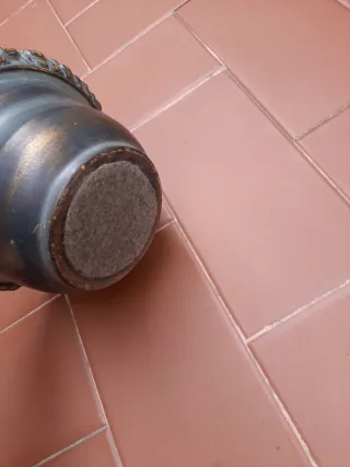 Macetero ornamental de barro cocido