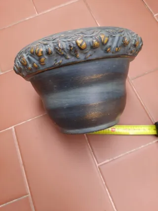 Macetero ornamental de barro cocido