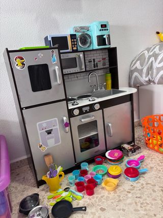 Cocinita de madera con accesorios