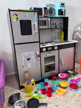 Cocinita de madera con accesorios