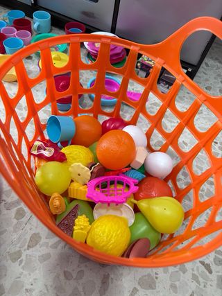 Cocinita de madera con accesorios