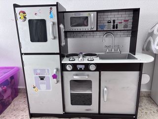 Cocinita de madera con accesorios