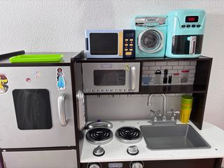 Cocinita de madera con accesorios