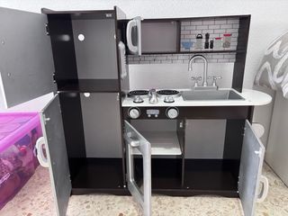Cocinita de madera con accesorios