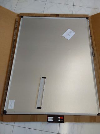 Amazon Basics Pizarra blanca magnética con bandeja para rotuladores y marco de aluminio, 120 cm x 90 cm