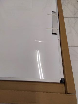 Amazon Basics Pizarra blanca magnética con bandeja para rotuladores y marco de aluminio, 120 cm x 90 cm