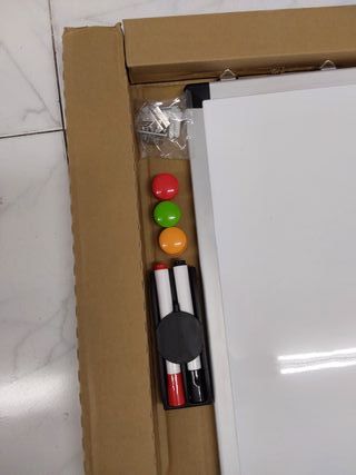 Amazon Basics Pizarra blanca magnética con bandeja para rotuladores y marco de aluminio, 120 cm x 90 cm