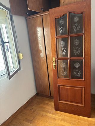 Puerta de madera con cristal