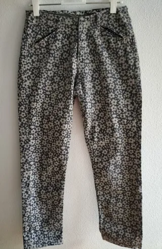 Pantalón vaquero con margaritas