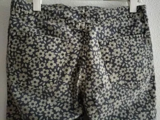 Pantalón vaquero con margaritas