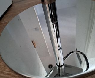 Pareja de taburetes de cocina blancos y plateados