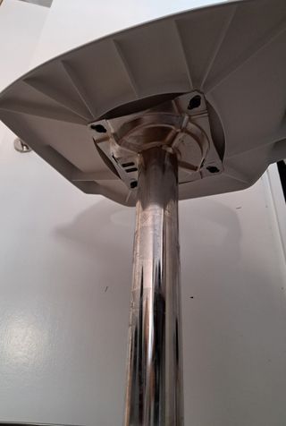 Pareja de taburetes de cocina blancos y plateados