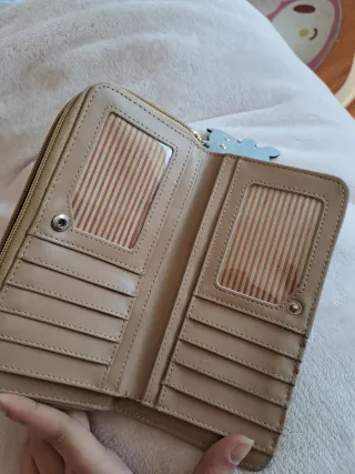 Billetera azul con adorno de oso