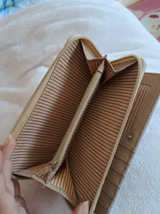 Billetera azul con adorno de oso