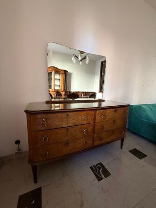 Cassettiera in legno massello con specchio