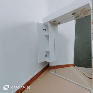 Espejo de baño moderno con luces