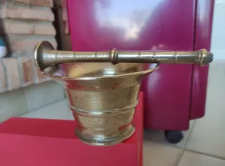 Mortero y mano de bronce antiguo