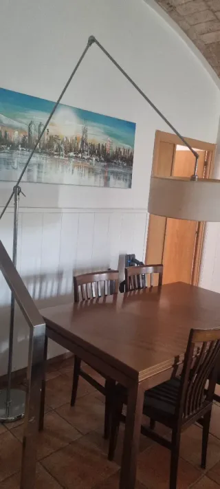 Mesa extensible y 4 sillas en buen estado