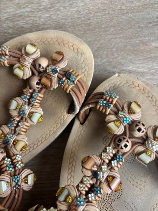 Sandalias tiras abalorios