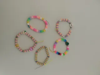 Pulseras coloridas hechas a mano