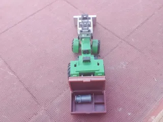 Tractor verde con remolque y pala