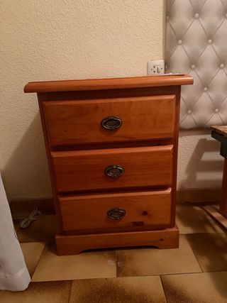 Mesita de noche de madera maciza