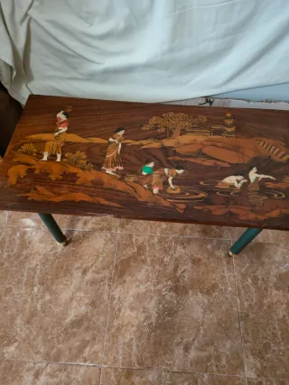 Mesita auxiliar de madera con  dibujos chinos