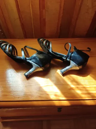 Sandalias de baile negras y plateadas