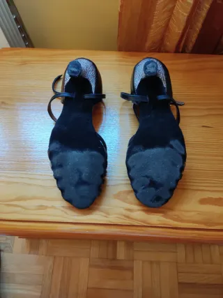 Sandalias de baile negras y plateadas