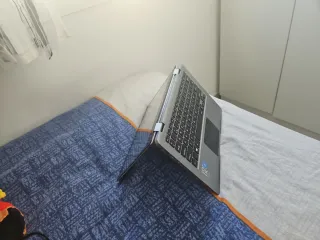 2 ordenadores portátiles plateados