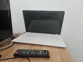 2 ordenadores portátiles plateados