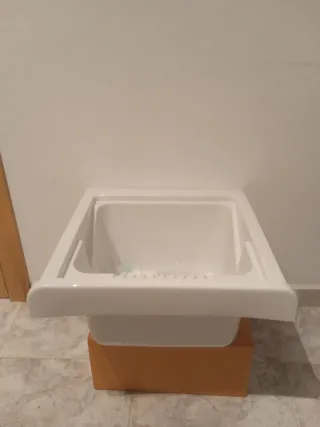 Lavabo plastico 45x50x30 con desagüe esquina rota