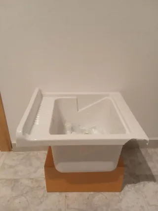 Lavabo plastico 45x50x30 con desagüe esquina rota