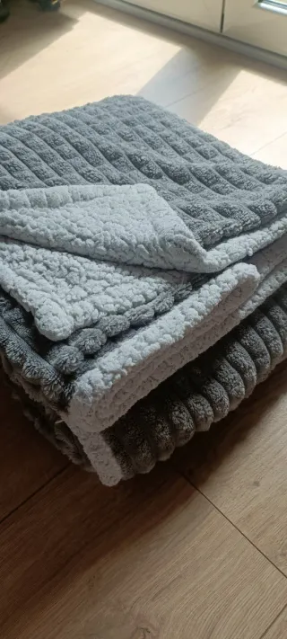 Manta gris con borreguito 120x160 súper calentita