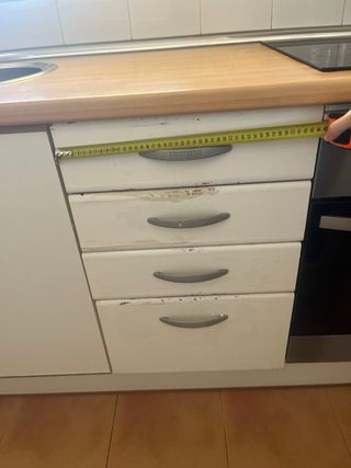 Cocina con vitro, campana, horno y fregadero