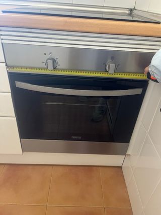 Cocina con vitro, campana, horno y fregadero