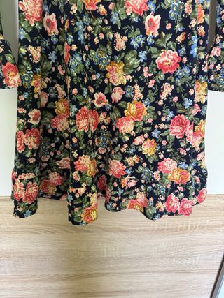 Vestido estampado floral con volantes