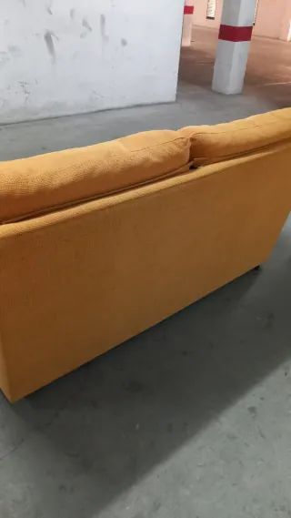 Sofá naranja de tela