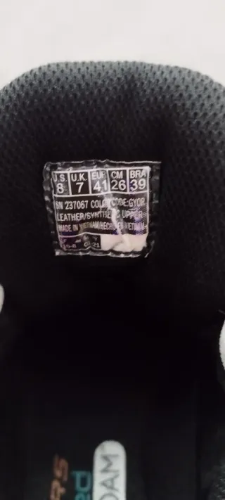 Zapatillas Skechers en tonos gris, negro y naranja