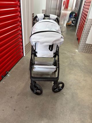 Passeggino grigio con ovetto