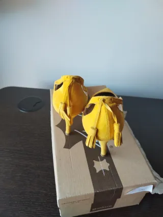 Zapatos de tacón amarillos para mujer