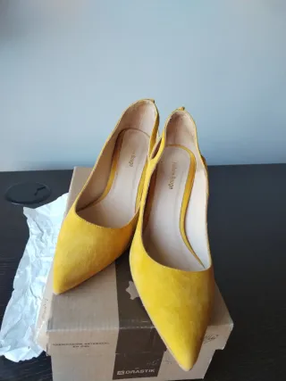 Zapatos de tacón amarillos para mujer