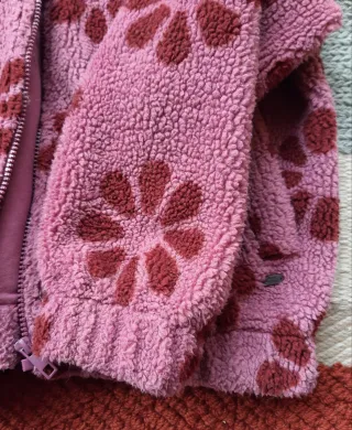 Chaqueta polar con capucha y flores