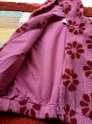 Chaqueta polar con capucha y flores