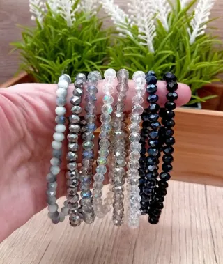 Diferentes pulseras con brillantes de cristal