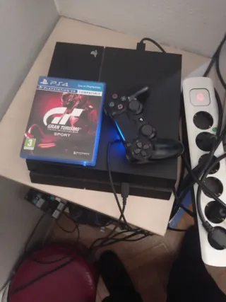 Consola PS4 Negra + Gran Turismo Sport