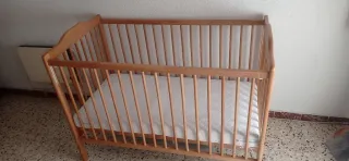 Cuna de bebé de madera